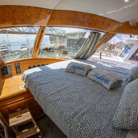 Aloha Boat Hotel en barco