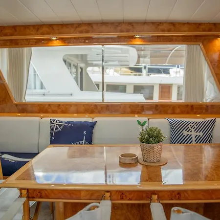 Aloha Boat Hotel en barco