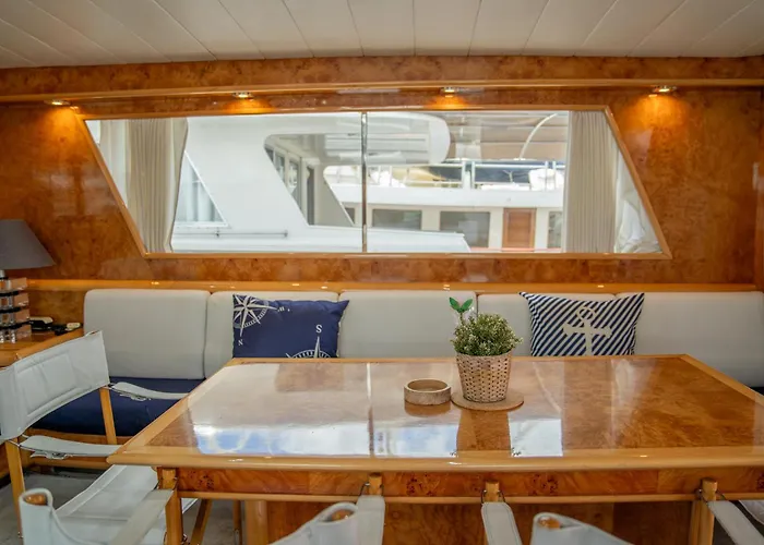 Aloha Boat Hotel en barco